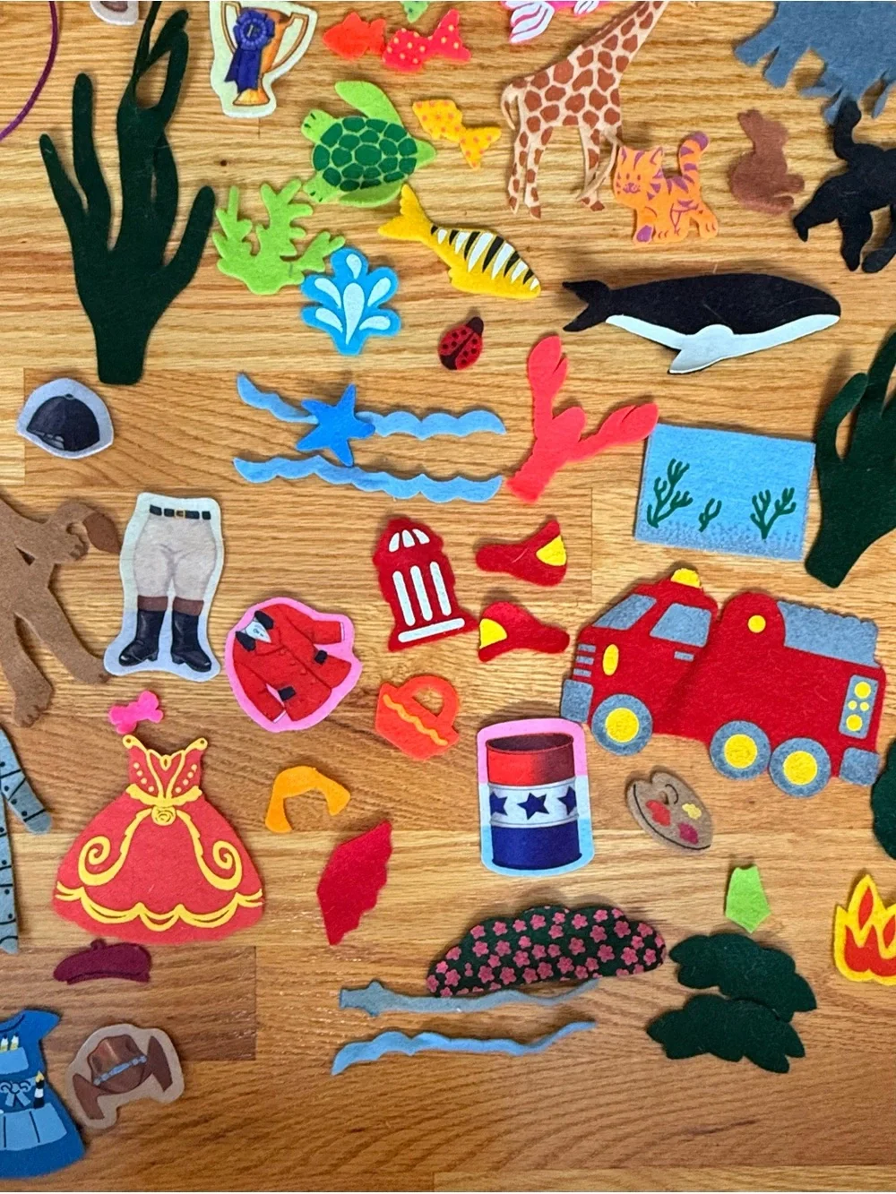 150-Piece Felt Play Set Animals, People, Clothes, Buildings + w/ Carrying Case